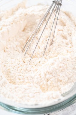 Çok amaçlı undan ev yapımı pizza hamuru hazırlıyorum..