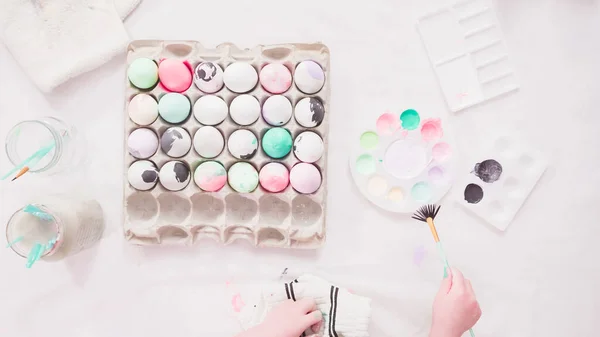 Acostado Niña Pintando Huevos Pascua Artesanales Con Pintura Acrílica —  Fotos de Stock