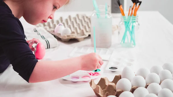 Bambina Pittura Artigianato Uova Pasqua Con Vernice Acrilica — Foto Stock
