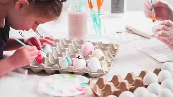 Menina Pintando Artesanato Ovos Páscoa Com Tinta Acrílica — Fotografia de Stock