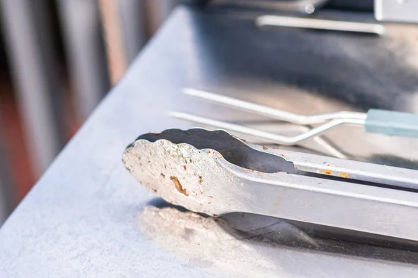 Grillgeräte Der Seite Des Außengrills — Stockfoto