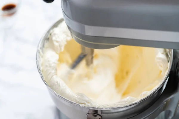 制作奶油霜用于装饰香草蛋糕 — 图库照片