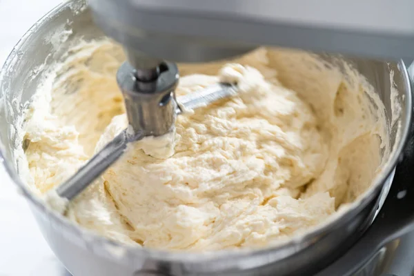 制作奶油霜用于装饰香草蛋糕 — 图库照片