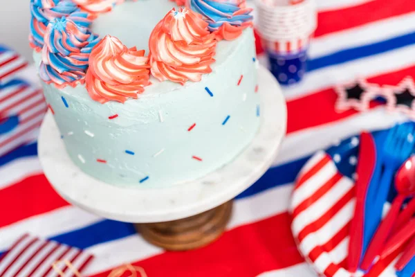 7月4日のお祝いのためにバタークリームの霜降りと赤 青のラウンドバニラケーキ — ストック写真