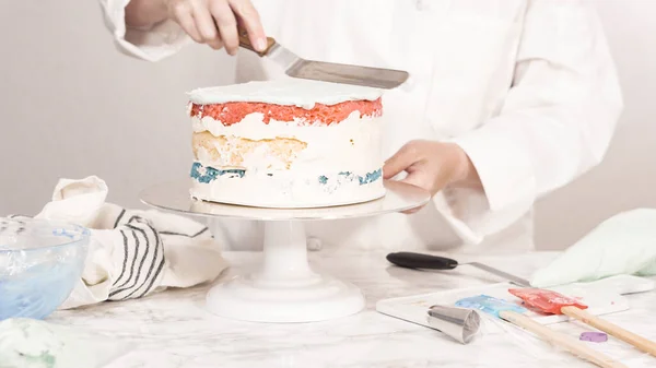 バタークリームのフリスティングとラウンド3層バニラケーキ — ストック写真