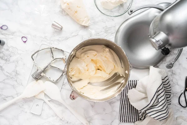 Düz yatıyordu. Vanilyalı pasta süslemek için krema yapıyorum..