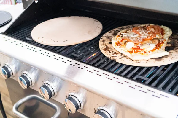 Preparación Pizzas Parrilla Individuales Una Parrilla Gas Aire Libre — Foto de Stock