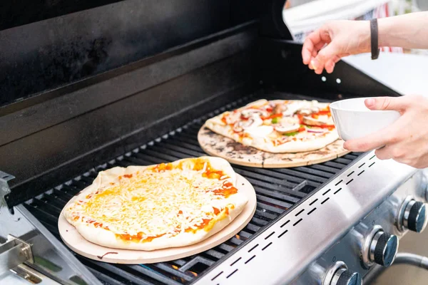 Preparación Pizzas Parrilla Individuales Una Parrilla Gas Aire Libre — Foto de Stock