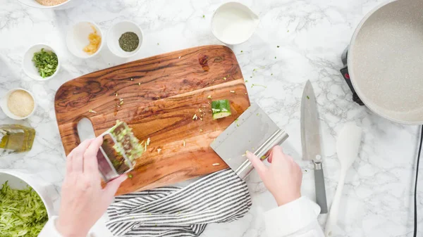 Düz yatıyordu. Adım adım. Kabak yapmak için organik kabak öğütüyorum..