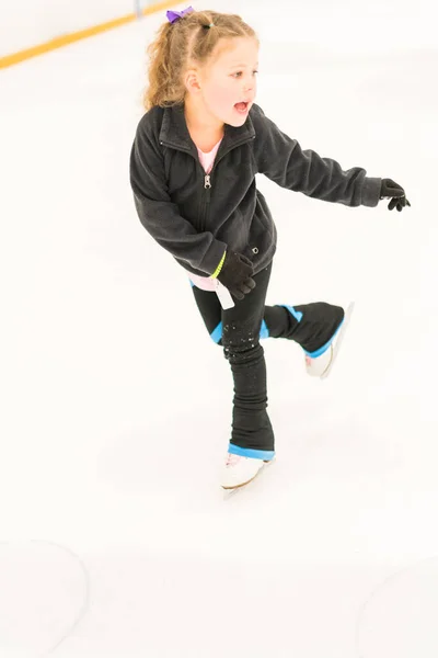 Kleine Eiskunstläuferin Übt Eissporthalle — Stockfoto