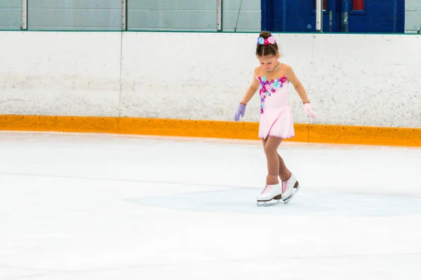 Κοριτσάκι Εξάσκηση Στοιχεία Πατινάζ Σχήμα Ένα Ροζ Φόρεμα Στρας — Φωτογραφία Αρχείου