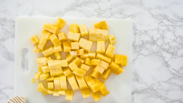 Plat Gelegd Stap Voor Stap Ananas Snijden Een Witte Snijplank — Stockfoto