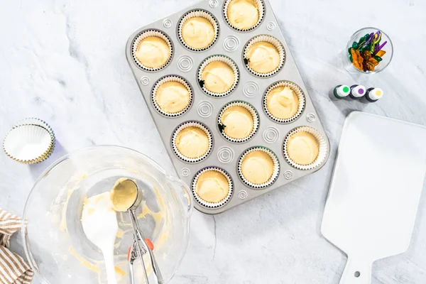 Düz yatıyordu. Mardi Gras vanilyalı kek pişirmek için folyolu kek dilimli vanilyalı kek hamuru..