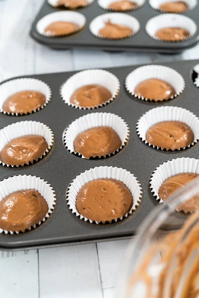 Çikolatalı Ahudududulu Kek Pişirmek Için Folyoya Hamur Katıyorum — Stok fotoğraf
