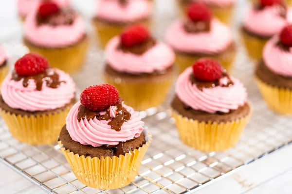 Gourmet Chocolate Raspberry Cupcakes Drizzled Chocolate Ganache Topped Fresh Raspberry — Stock Photo, Image