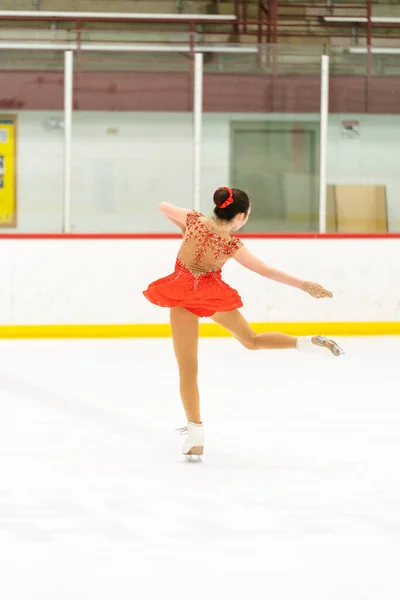 Adolescente Practicando Patinaje Artístico Una Pista Patinaje Sobre Hielo —  Fotos de Stock