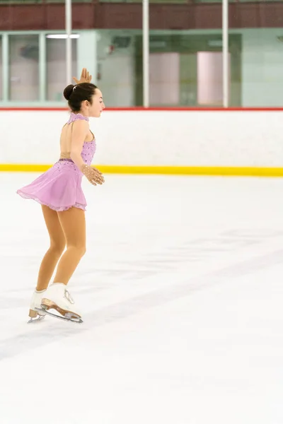 Adolescente Praticando Patinação Artística Uma Pista Patinação Gelo Interior — Fotografia de Stock