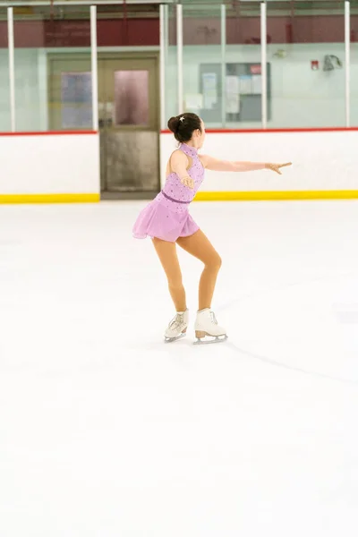 Teenagermädchen Übt Eiskunstlauf Auf Einer Überdachten Eisbahn — Stockfoto