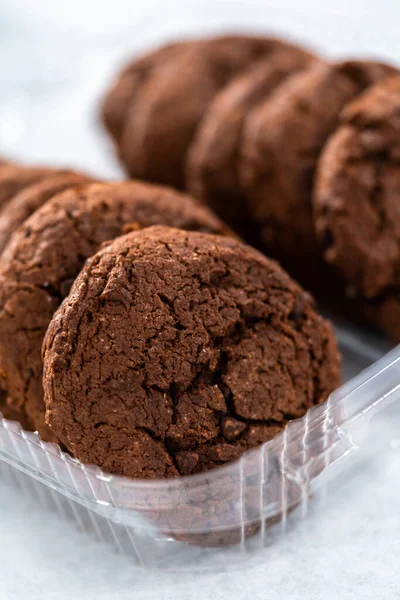 Frisch Gebackene Double Chocolate Chip Cookies Einem Plastikbehälter — Stockfoto