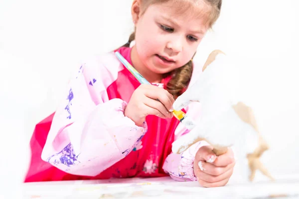 Kleines Mädchen Bei Der Arbeit Ihrem Kunstprojekt Für Fernunterricht Hause — Stockfoto
