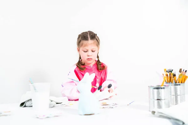 Liten Flicka Som Arbetar Med Sitt Konstprojekt För Distansundervisning Hemma — Stockfoto