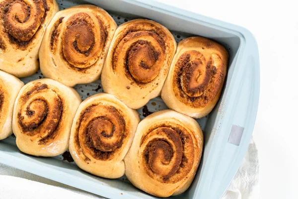 Vers Gebakken Kaneelbroodjes Een Blauwe Bakvorm — Stockfoto