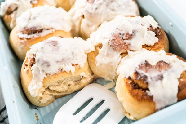 Vers Gebakken Kaneelbroodjes Met Witte Glazuur Een Blauwe Bakvorm — Stockfoto