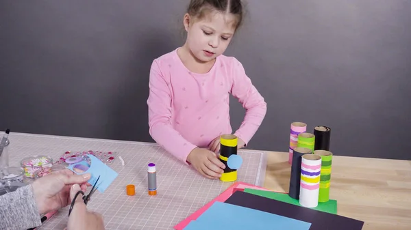 Papelaria Infantil Fazendo Insetos Papel Partir Dos Rolos Papel Higiênico — Fotografia de Stock