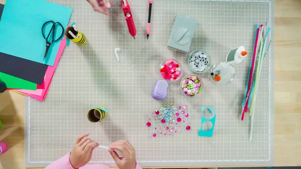 Deitado Papelaria Infantil Fazendo Insetos Papel Partir Dos Rolos Papel — Fotografia de Stock