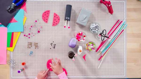 Deitado Papelaria Infantil Fazendo Insetos Papel Partir Dos Rolos Papel — Fotografia de Stock