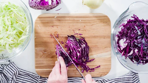 Düz yatıyordu. Adım adım. Ağaç kesme tahtasıyla organik lahana doğruyorum..