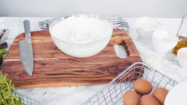 Adım adım. Kabak keki yapmak için karışımı karıştırıyorum..