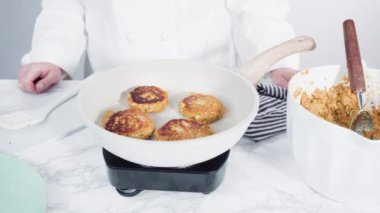 Düz yatıyordu. Adım adım. Küçük bir tavada zeytinyağında kabak keki kızartıyorum..