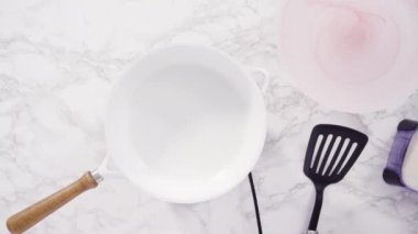 Zaman aşımı. Düz yatıyordu. Orta sıcaklıkta küçük bir tavada krep yapmak..