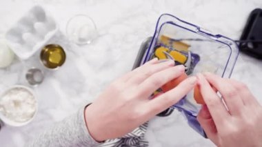 Düz yatıyordu. Krep hamuru yapmak için elektrikli blender karışımı..