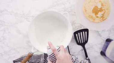 Düz yatıyordu. Orta sıcaklıkta küçük bir tavada krep yapmak..