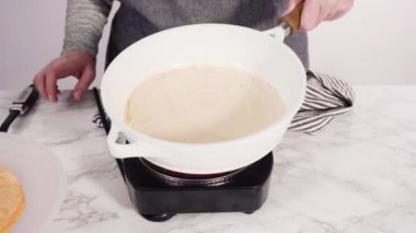 Orta sıcaklıkta küçük bir tavada krep yapmak..