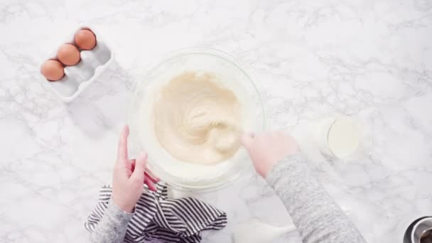 Plat Gelegd Meng Ingrediënt Een Glazen Mengkom Het Crêpes Beslag — Stockvideo