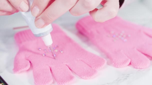 ラインストーンピンクの子供たち雪の形をした手袋 — ストック動画