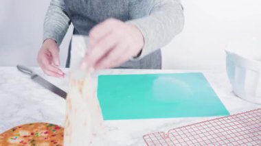 Adım adım. Taze pişmiş funfetti kekini selofana sarmak ve dondurucu depolamak için folyo pişirmek..