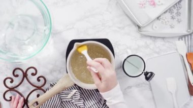 Ev yapımı lolipop yapmak için tencerede karamelize şeker.