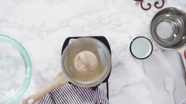 Ev yapımı lolipop yapmak için tencerede karamelize şeker.