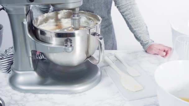 一步一步 将配料倒入厨房搅拌器中烘烤芬菲蒂蛋糕 — 图库视频影像