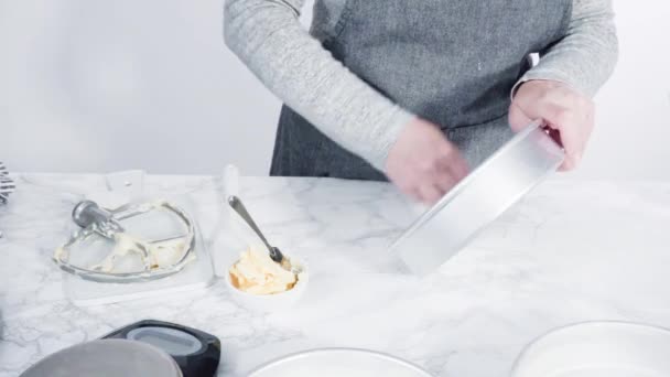 Schritt Für Schritt Kuchenformen Mit Butter Einfetten Funfetti Kuchen Backen — Stockvideo