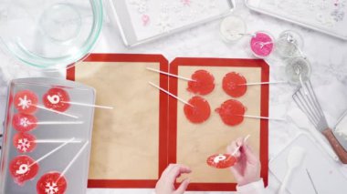 Ev yapımı böğürtlen aromalı lolipoplar yapıyorum..