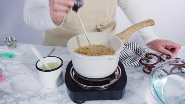 Karameliserende Suiker Steelpan Zelfgemaakte Lolly Maken — Stockvideo