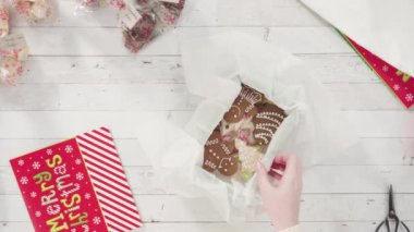 Ev yapımı şekerleme ve kurabiyeleri Noel hediyesi kutusuna koymak.