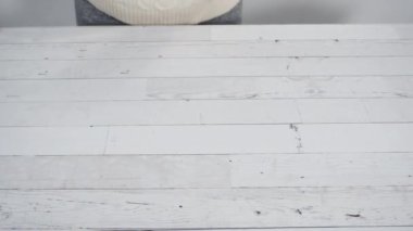 Adım adım. Beyaz bir kesme tahtasıyla ev yapımı şekerleme kesiyorum..