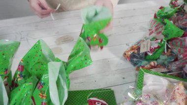 Adım adım. Siyah işaretli kahverengi kağıt hediye etiketleri.