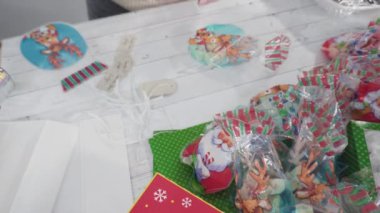 Adım adım. Siyah işaretli kahverengi kağıt hediye etiketleri.